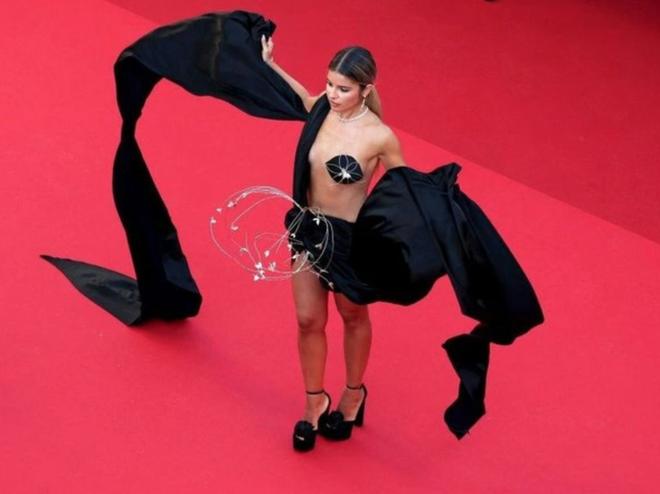 Đường đua mặc xấu trên thảm đỏ Cannes 2024 và những màn khát center của loạt nhân vật vô danh-6