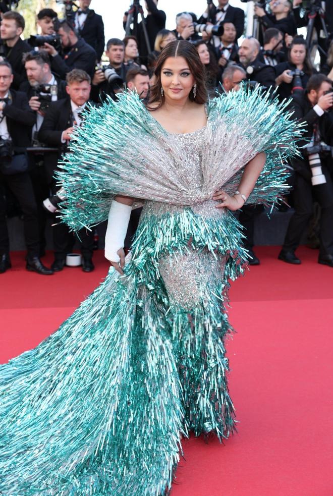 Đường đua mặc xấu trên thảm đỏ Cannes 2024 và những màn khát center của loạt nhân vật vô danh-10