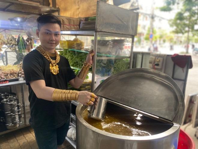 Thanh niên 22 tuổi đeo 70 cây vàng đứng bán lẩu bình dân ở TP.HCM: Như dát 2 căn chung cư lên người-1