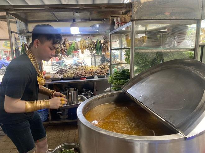 Thanh niên 22 tuổi đeo 70 cây vàng đứng bán lẩu bình dân ở TP.HCM: Như dát 2 căn chung cư lên người-3