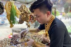 Thanh niên 22 tuổi đeo 70 cây vàng đứng bán lẩu bình dân ở TP.HCM: Như 'dát' 2 căn chung cư lên người