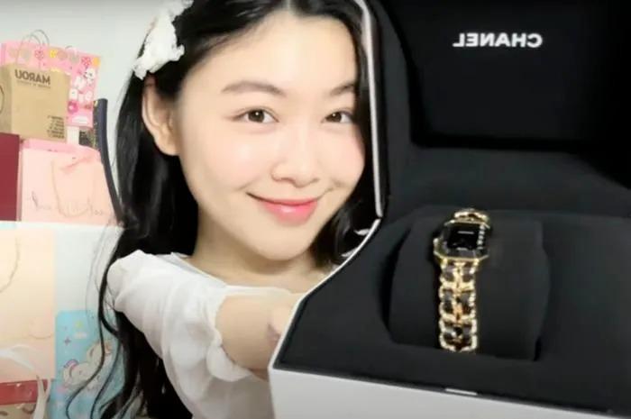 Những món đồ hàng hiệu của con gái MC Quyền Linh-2