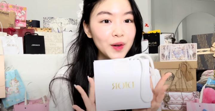 Những món đồ hàng hiệu của con gái MC Quyền Linh-3