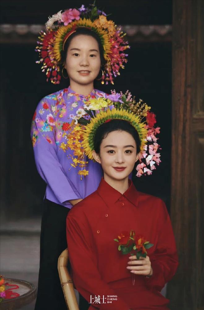 Học theo Triệu Lệ Dĩnh, Bạch Lộc đu trend cài hoa lên tóc muộn màng, vẫn đủ sức khiến dân tình điêu đứng-1