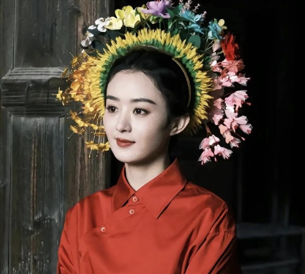 Học theo Triệu Lệ Dĩnh, Bạch Lộc đu trend cài hoa lên tóc muộn màng, vẫn đủ sức khiến dân tình điêu đứng-2