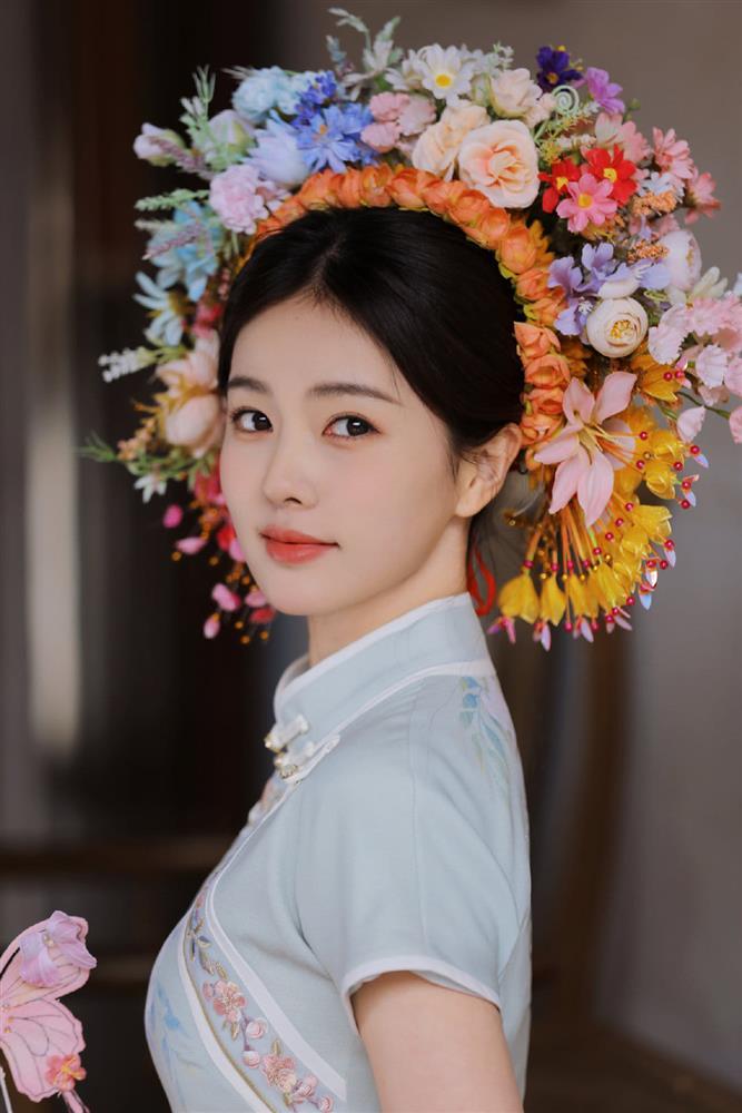 Học theo Triệu Lệ Dĩnh, Bạch Lộc đu trend cài hoa lên tóc muộn màng, vẫn đủ sức khiến dân tình điêu đứng-3