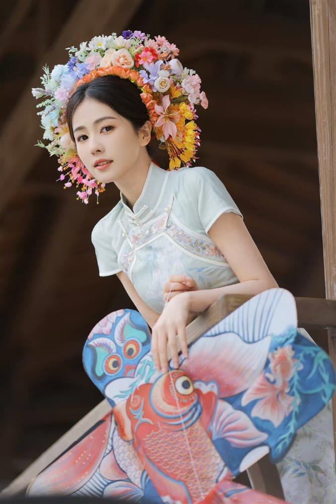 Học theo Triệu Lệ Dĩnh, Bạch Lộc đu trend cài hoa lên tóc muộn màng, vẫn đủ sức khiến dân tình điêu đứng-4