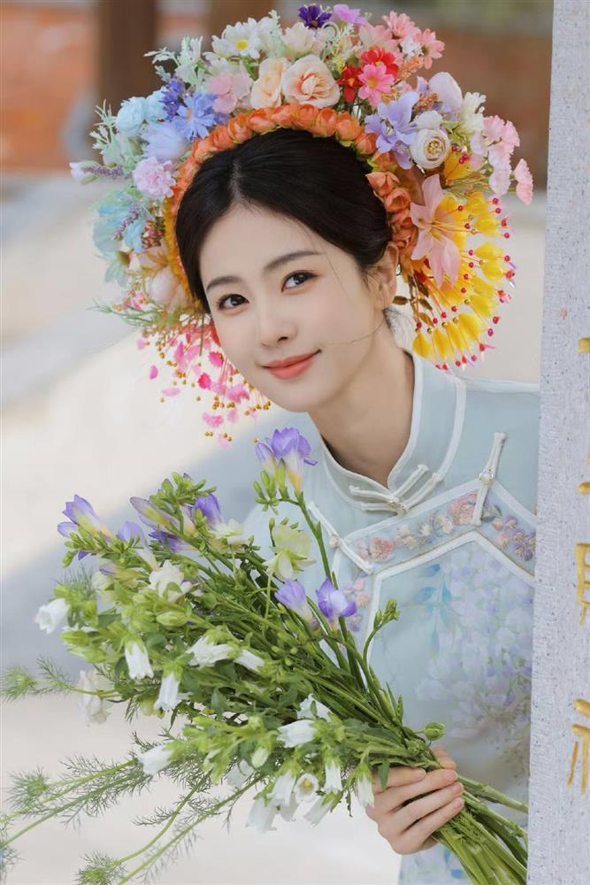 Học theo Triệu Lệ Dĩnh, Bạch Lộc đu trend cài hoa lên tóc muộn màng, vẫn đủ sức khiến dân tình điêu đứng-5