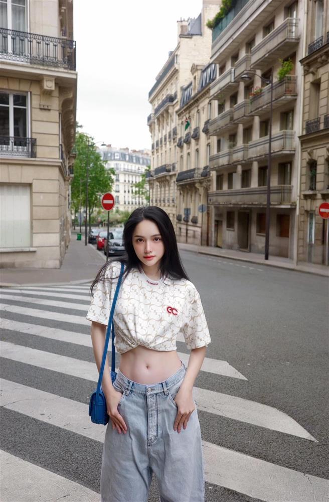 Hương Giang khoe vòng eo con kiến trên đường phố Paris