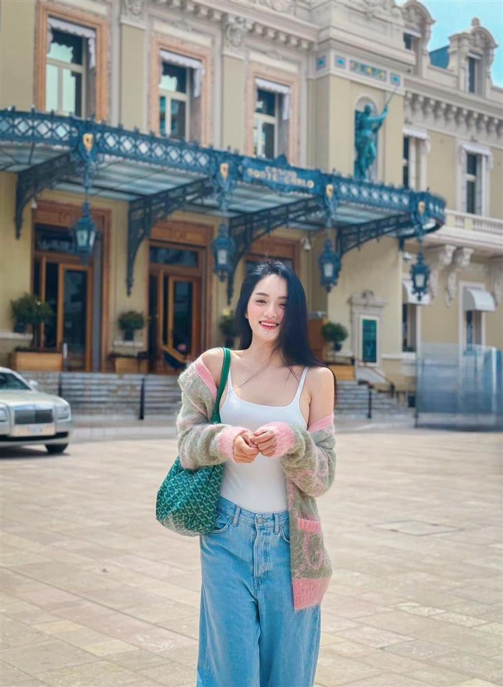 Hương Giang khoe vòng eo con kiến trên đường phố Paris