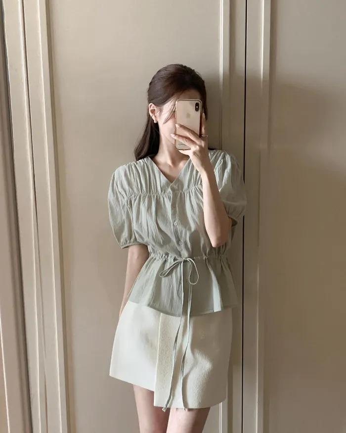 5 mẫu áo sáng màu trẻ trung và nhẹ mát nên có trong mùa hè-1