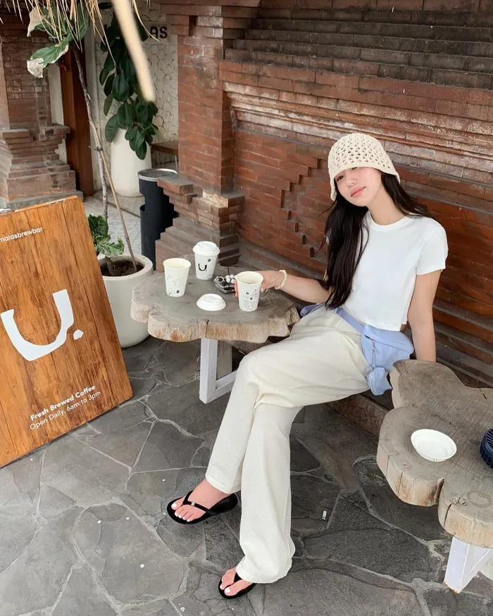 5 mẫu áo sáng màu trẻ trung và nhẹ mát nên có trong mùa hè-2
