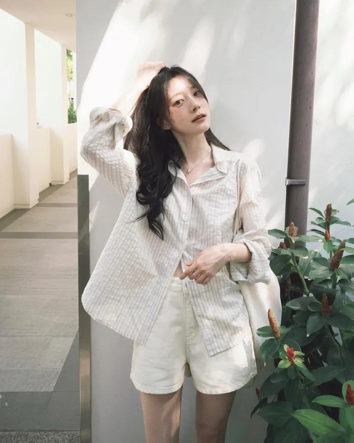 5 mẫu áo sáng màu trẻ trung và nhẹ mát nên có trong mùa hè-4