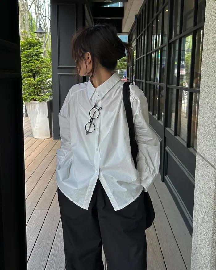 5 mẫu áo sáng màu trẻ trung và nhẹ mát nên có trong mùa hè-5