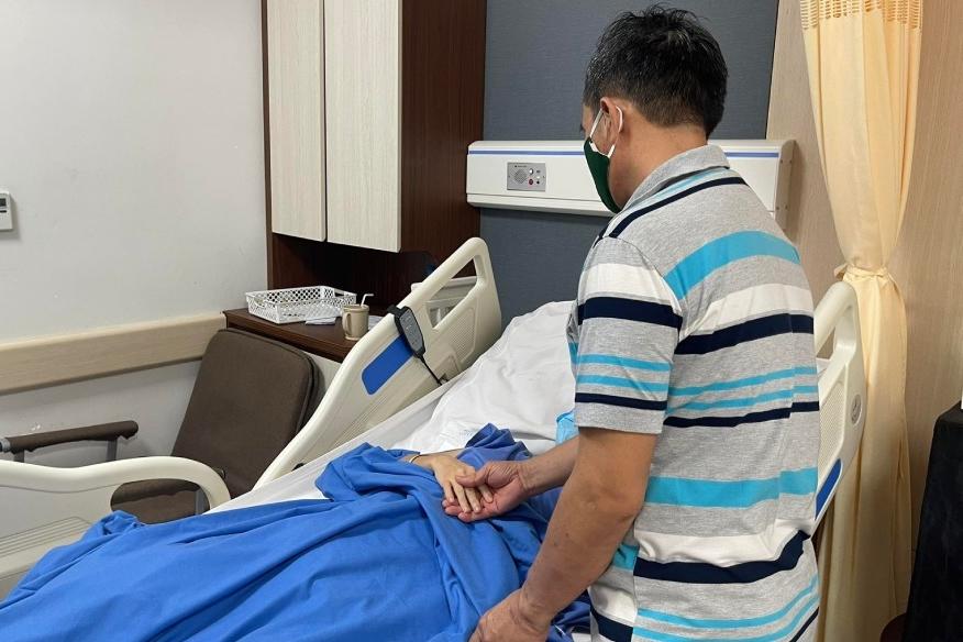 Tín hiệu tích cực từ nữ bác sĩ bị tấm kính đổ vào người tại The Coffee House-2