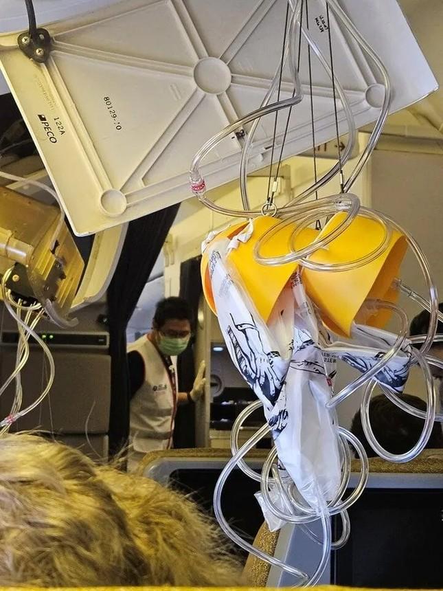 Cảnh tượng kinh hoàng trong máy bay Singapore vừa gặp sự cố nghiêm trọng-11