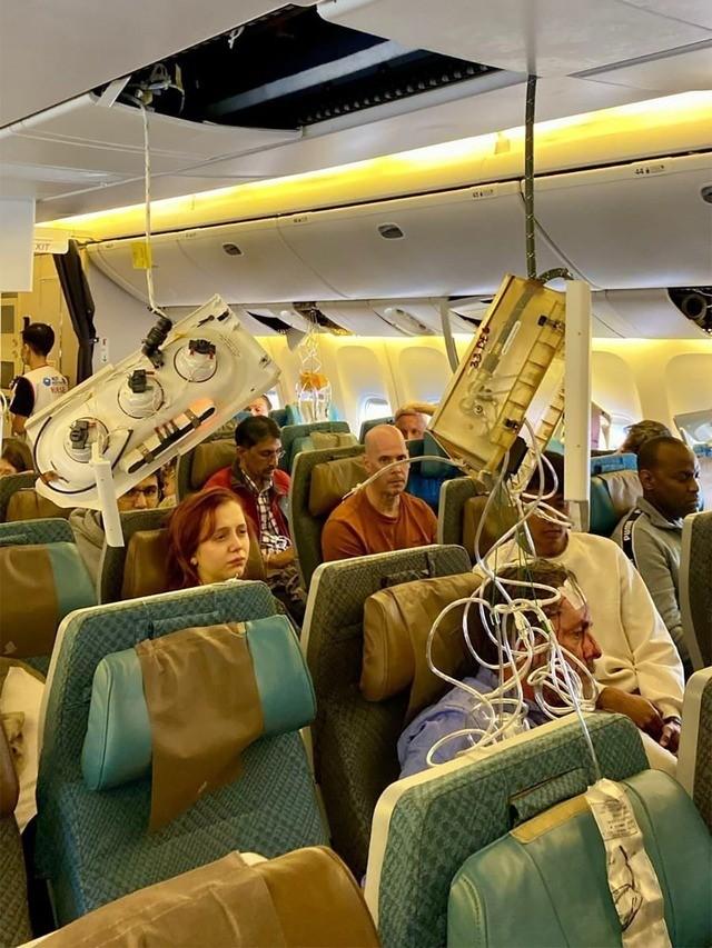 Cảnh tượng kinh hoàng trong máy bay Singapore vừa gặp sự cố nghiêm trọng-3