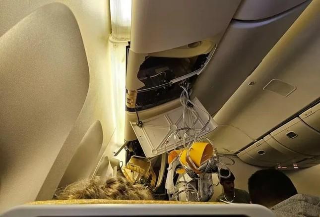 Cảnh tượng kinh hoàng trong máy bay Singapore vừa gặp sự cố nghiêm trọng-5