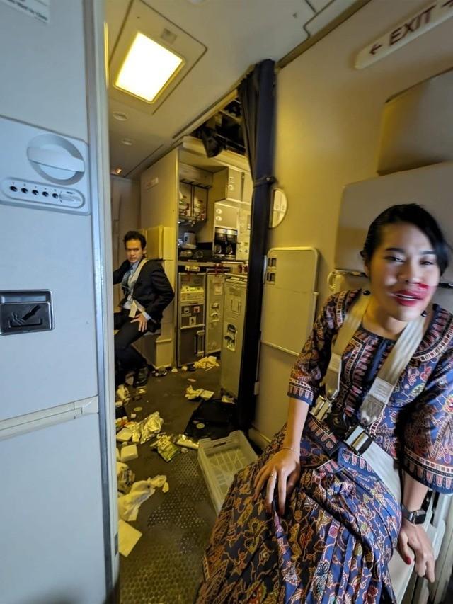 Cảnh tượng kinh hoàng trong máy bay Singapore vừa gặp sự cố nghiêm trọng-6