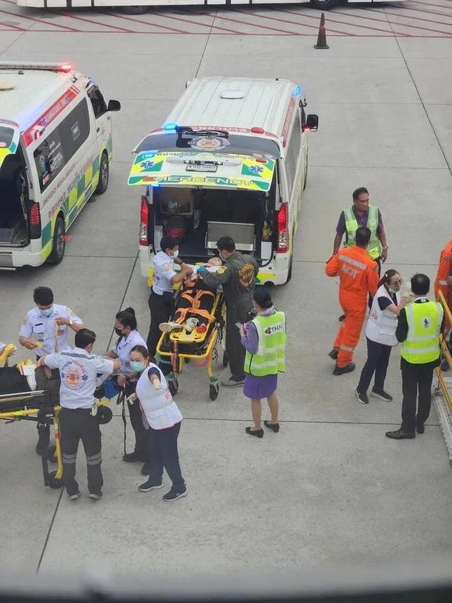 Cảnh tượng kinh hoàng trong máy bay Singapore vừa gặp sự cố nghiêm trọng-8