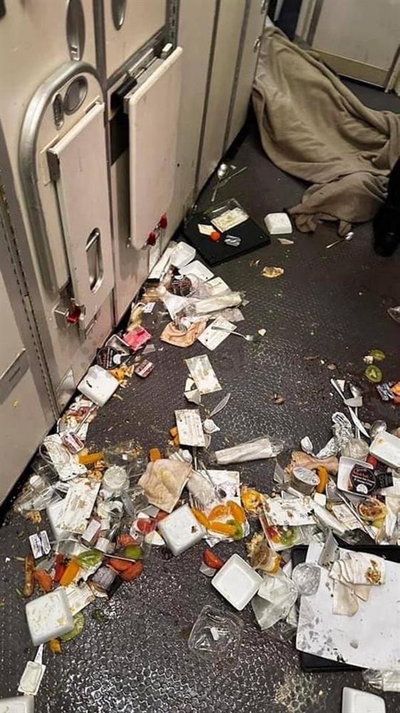 Cảnh tượng kinh hoàng trong máy bay Singapore vừa gặp sự cố nghiêm trọng-13
