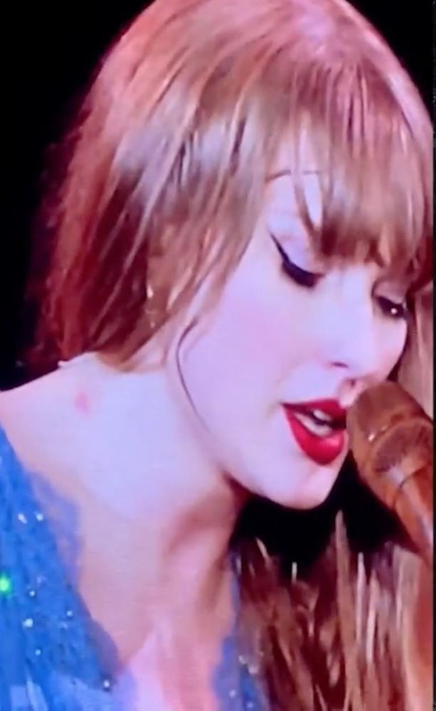 Taylor Swift bị tuột váy-1