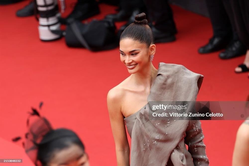 Khoảnh khắc Hoa hậu Hoàn vũ bị mời rời khỏi thảm đỏ Cannes-4