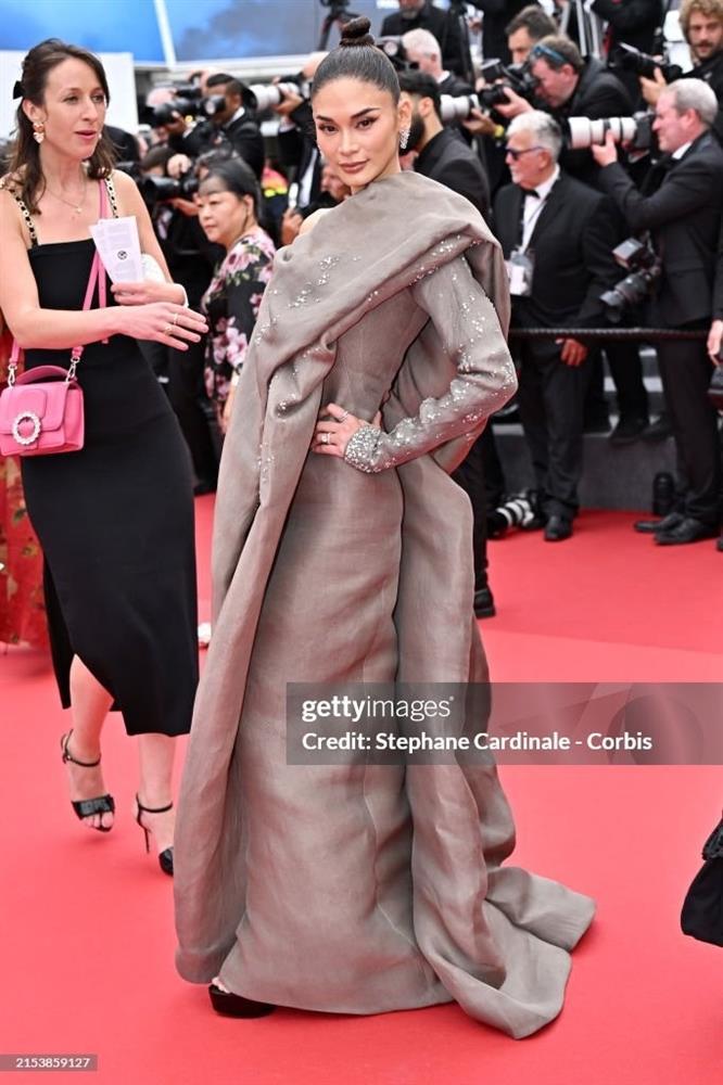 Khoảnh khắc Hoa hậu Hoàn vũ bị mời rời khỏi thảm đỏ Cannes-5