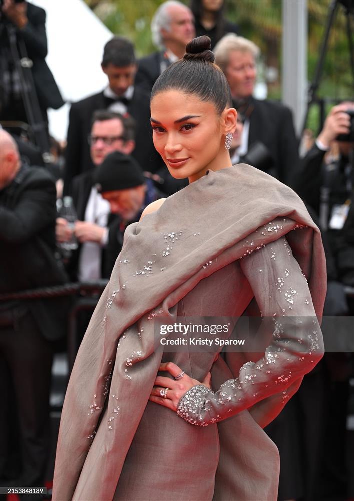 Khoảnh khắc Hoa hậu Hoàn vũ bị mời rời khỏi thảm đỏ Cannes-6