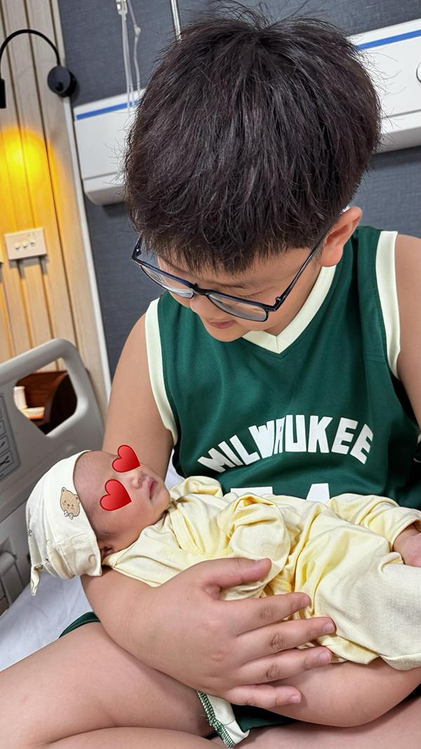 Con trai Thu Quỳnh cao lớn phổng phao tuổi lên 9-2