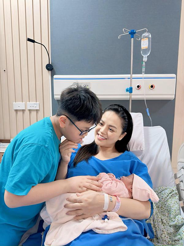 Con trai Thu Quỳnh cao lớn phổng phao tuổi lên 9-3