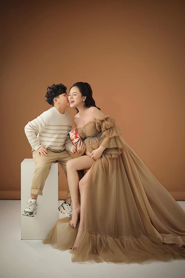 Con trai Thu Quỳnh cao lớn phổng phao tuổi lên 9-8