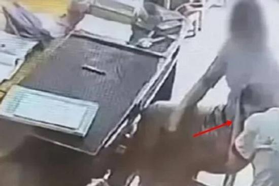Cô giáo ép 26 học trò đánh một nam sinh làm sôi sục mạng xã hội Trung Quốc