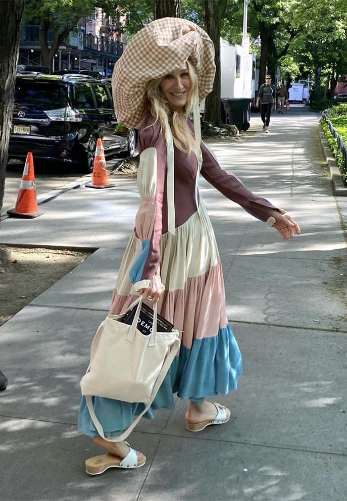 Trang phục của minh tinh Sex And The City bị chê phản cảm-2