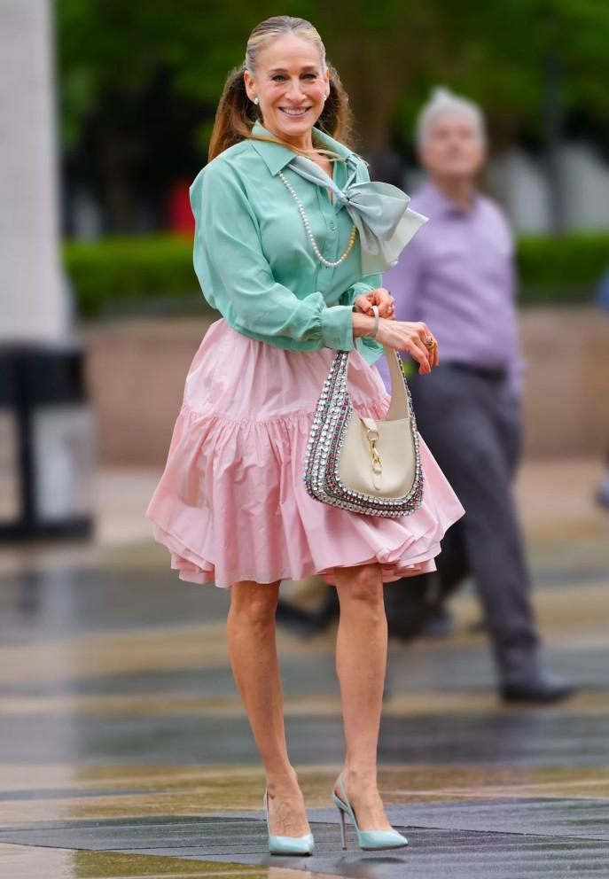 Trang phục của minh tinh Sex And The City bị chê phản cảm-3