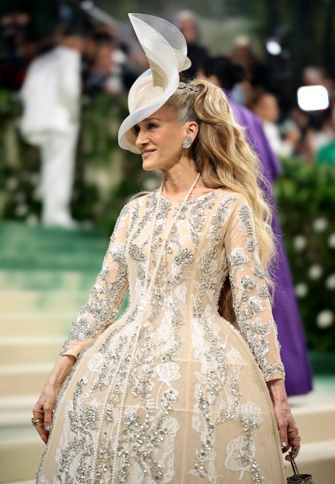 Trang phục của minh tinh Sex And The City bị chê phản cảm-4