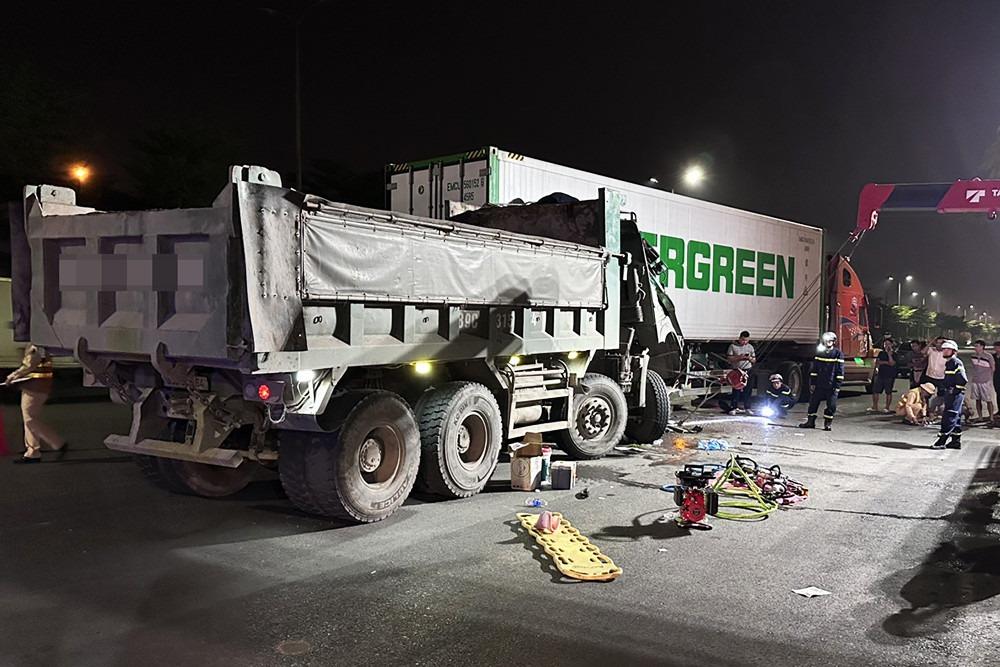 Ô tô tải va chạm với xe container, cảnh sát dùng kìm cắt cabin cứu tài xế-1