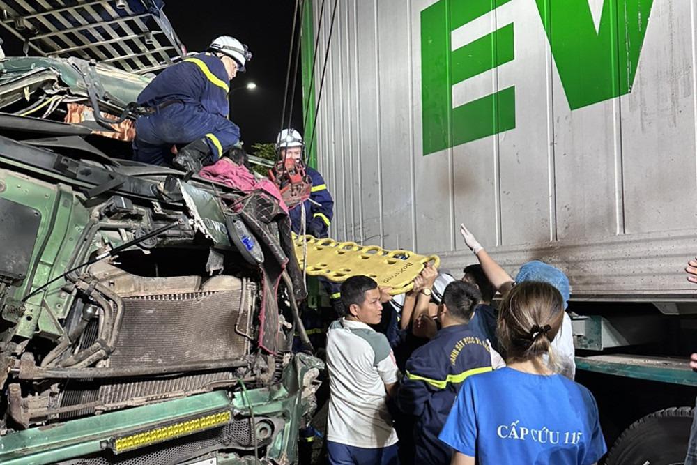 Ô tô tải va chạm với xe container, cảnh sát dùng kìm cắt cabin cứu tài xế-2