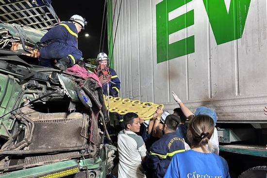 Ô tô tải va chạm với xe container, cảnh sát dùng kìm cắt cabin cứu tài xế