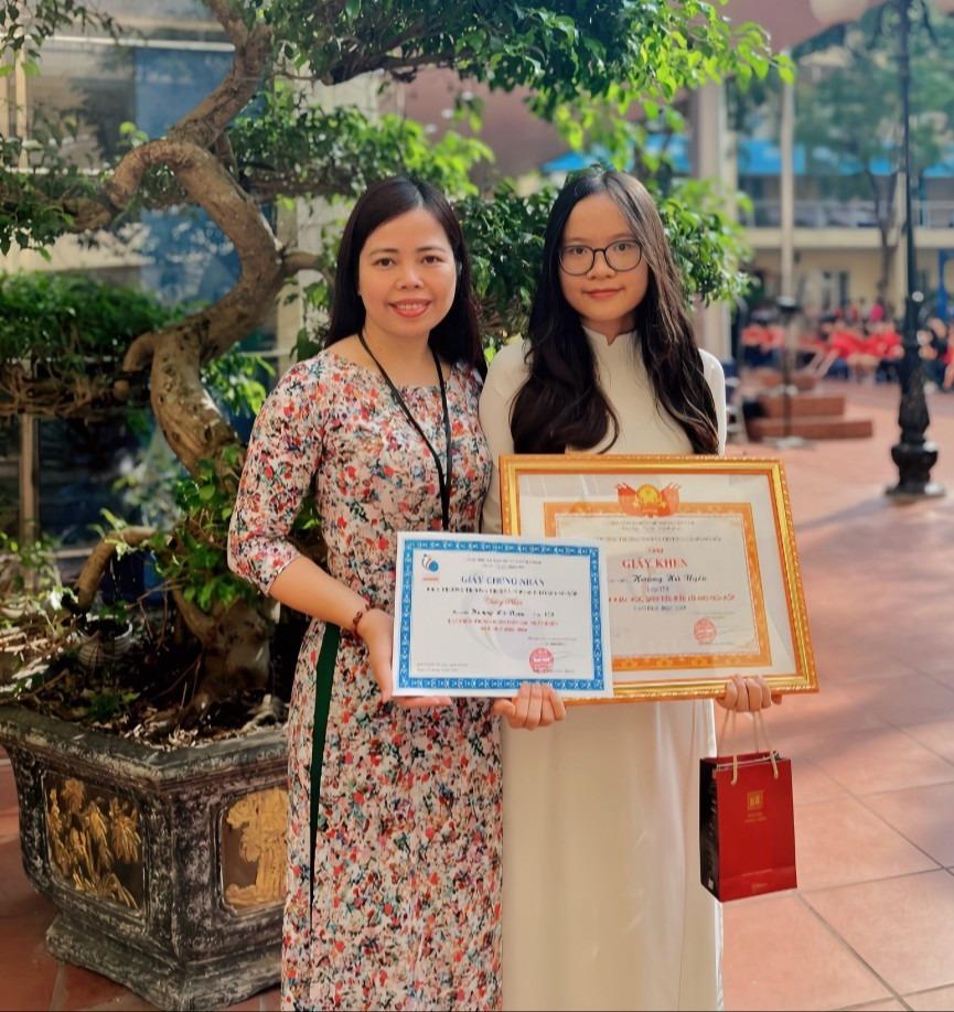 Trường học gây sốt mạng khi thưởng vàng cho học sinh: Hiệu trưởng nói gì?-1