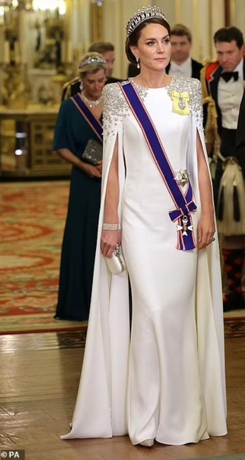 Hình vẽ Công nương Kate trên bìa tạp chí quá khác lạ khiến các fan phản ứng mạnh-2