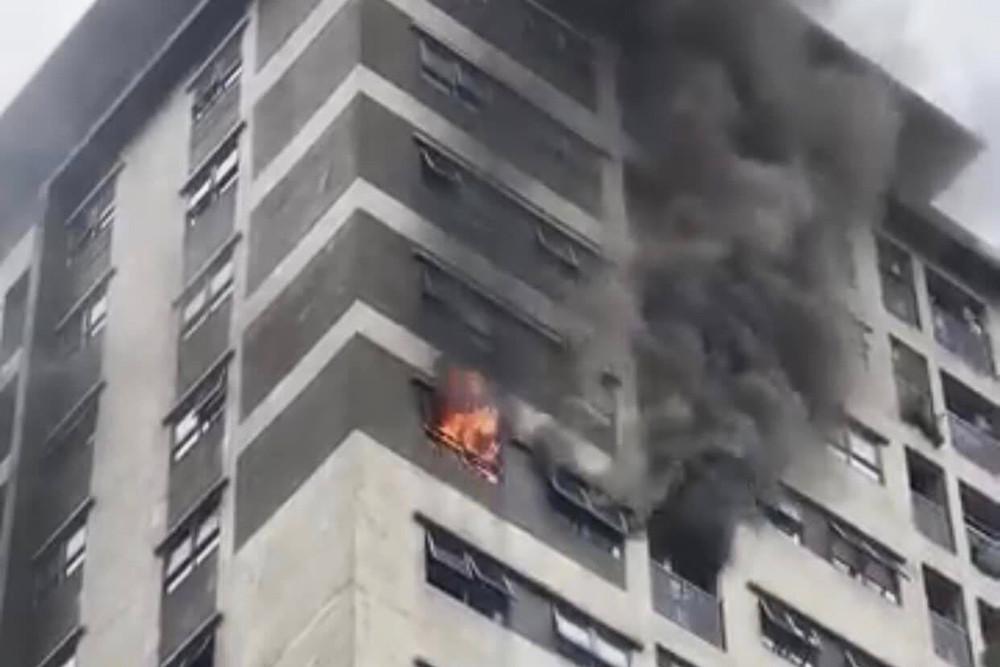 Căn hộ chung cư ở Hà Nội bốc cháy rừng rực-1