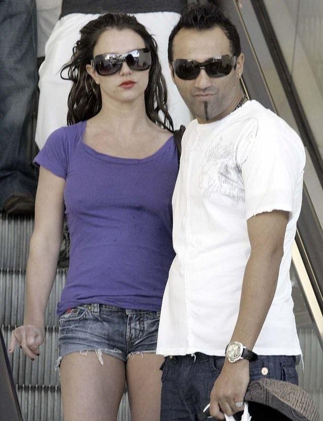 Britney Spears giẫm lên vết xe đổ-7