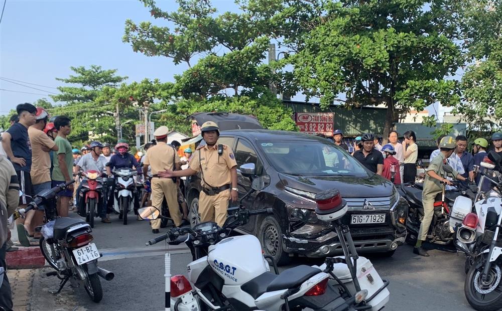 Xe ô tô ‘điên’ náo loạn đường phố Bình Dương, tông người đi đường bị thương-1