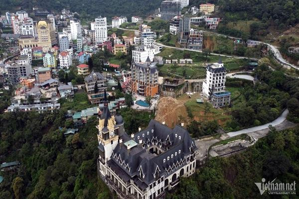 Tòa lâu đài nguy nga phơi sương trên đỉnh núi Tam Đảo-3