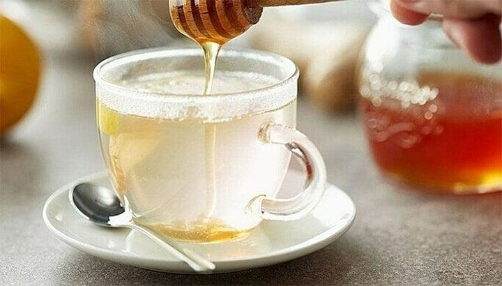 Pha mật ong với nước ấm, tỷ lệ bao nhiêu là vừa?-1