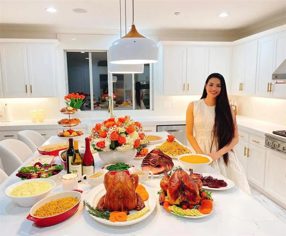 So kè cơ ngơi ở trời Tây của các chị đẹp Vbiz: Phạm Hương sở hữu bạch dinh trắng, Lệ Quyên tậu dinh thự 1,5 triệu đô siêu hoành tráng-11