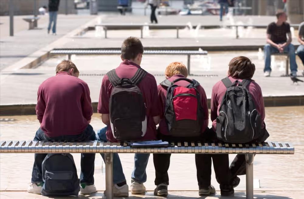 Học sinh nghỉ học nhiều, trường gọi cảnh sát đến nhà dọa bỏ tù phụ huynh-1