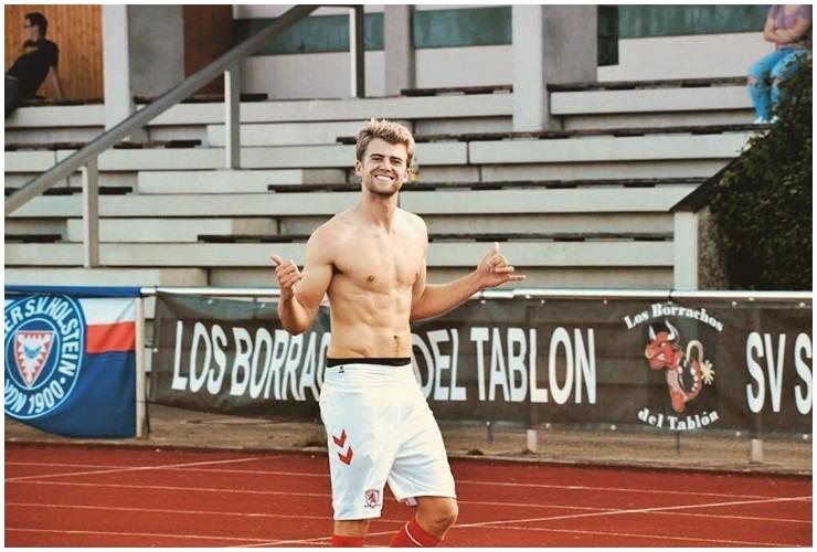 Thần đồng sân cỏ: Chàng thiếu gia biết 3 ngoại ngữ, đánh đàn hay, có hôn thê hoàn mỹ-2