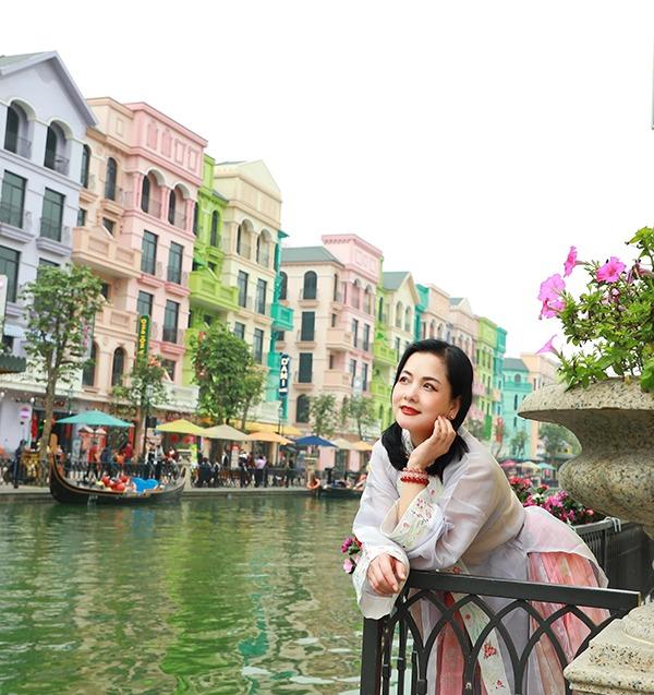 Nhan sắc trẻ đẹp của NSND Thu Quế ở tuổi 55-7